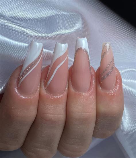 Unhas decoradas de nude branco inspirações elegantes que você precisa aderir