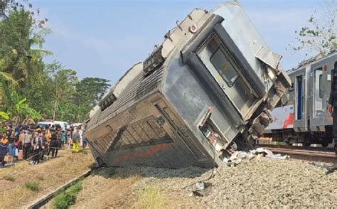 Tabrakan Kereta Api KA Turangga Masinis Dan Asisten Jadi Korban Sampai