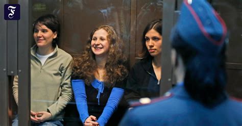 Russland Gericht Setzt Haftstrafe Gegen Ein Pussy Riot Mitglied Aus