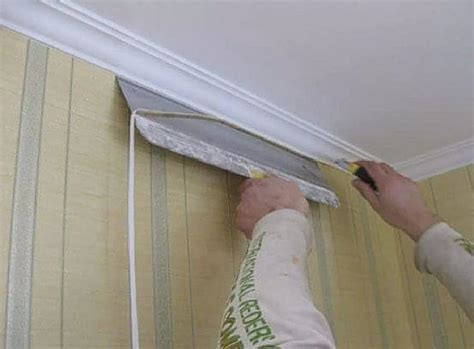 Как приклеить потолочный плинтус на натяжной потолок - пошаговая инструкция