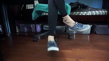 Linda Chica Asiatica Jugando Con Sus Pies XVIDEOS