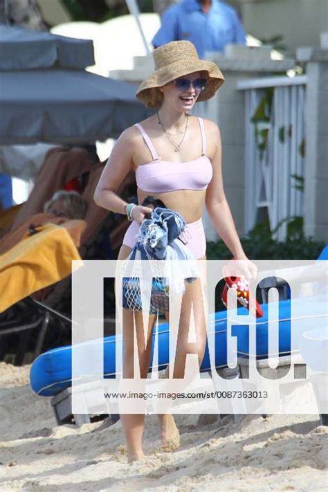 Hot Sexy Paula Yates Bikini Pics