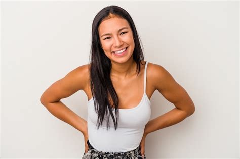 Mujer Latina Joven Aislada Sobre Fondo Blanco Feliz Sonriente Y Alegre Foto Premium