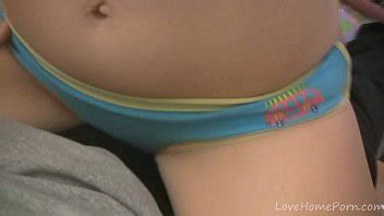 Le encanta frotar sus partes íntimas mientras está vestida XVIDEOS