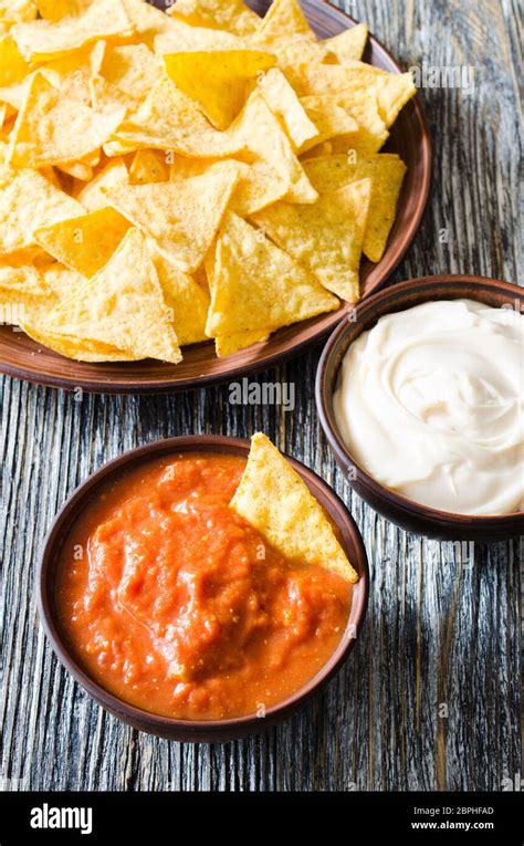 Nachos Totopos De Ma Z Con Tomate Picante Y Salsas De Queso Concepto