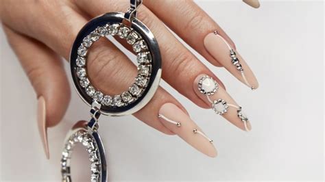 Modele Simple de Unghii Nude Ghidul Tău Complet