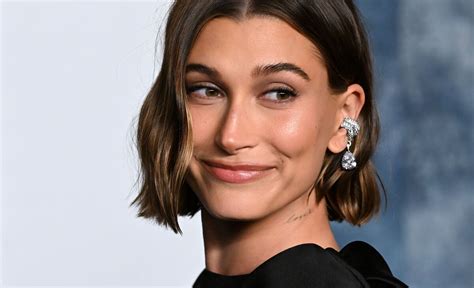 Hailey Bieber enflamme la toile avec son bikini string mettant en avant sa silhouette galbée et