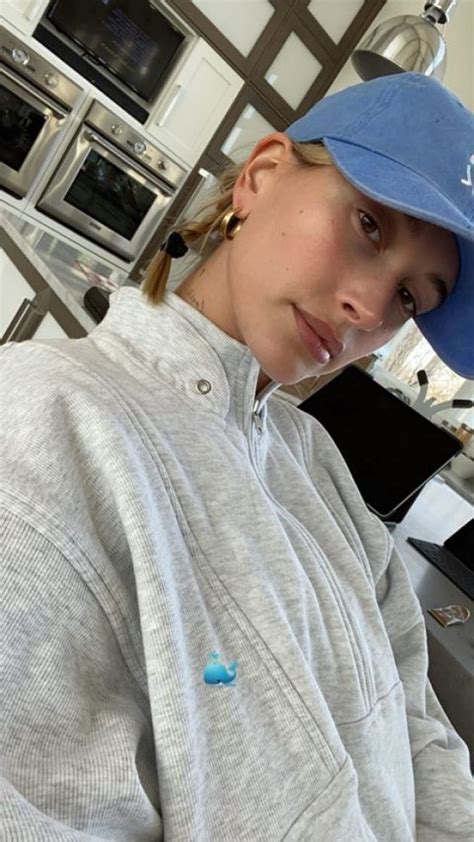 Hailey Bieber Flaunts Her Toned Abs In A Post Workout Selfie Artofit