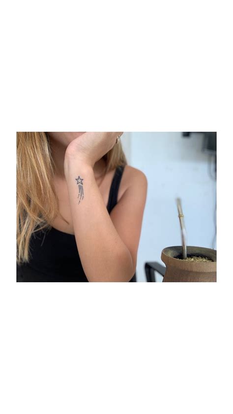 Tatuaje De Estrella Fugaz Con Puntitos Art Tattoos Mini Tattoos