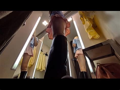 Une blonde sexy SANS culotte essaie des vêtements transparents Caméra cachée dans la cabine d