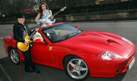 Galerija Slika Prodaje Se Claptonova Gitara I Stewartov Ferrari Sata