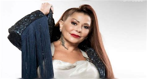 Alejandra Guzmán a sus 51 años enciende las redes al posar en bikini