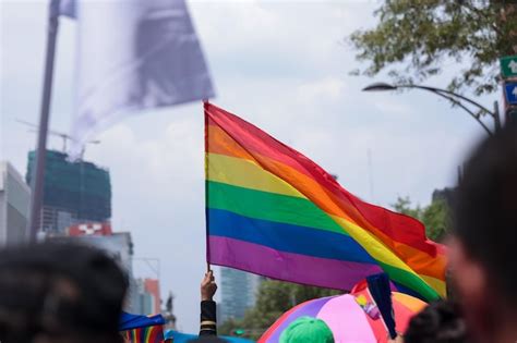 Bandera del arco iris en el desfile gay anual en la ciudad de méxico Foto Premium