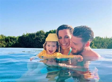 Mỹ nhân WAG diện bikini bốc lửa Vợ Messi khoe dáng bạn gái Neymar gây chú ý