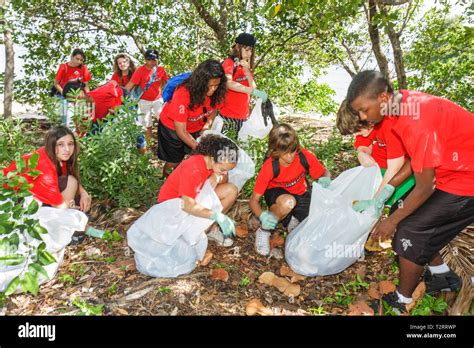 volunteers helping community  res stock photography  images alamy