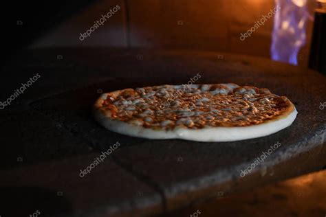 chef profesional haciendo deliciosa pizza en una cocina de