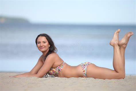Belle Femme En Bikini Sur La Plage Photo Stock Image Du Bikini Poitrine