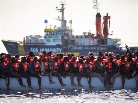 Migranti 4 Navi Davanti La Costa Siciliana Humanity Non Andremo A