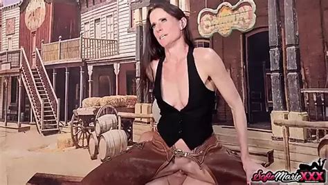 Schöne brünette MILF Sofie Marie reitet riesigen dildo solo xHamster