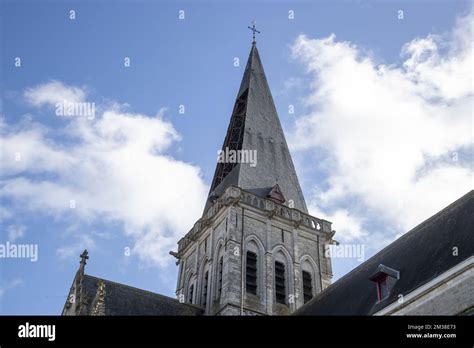 L illustration montre l église et le toit au lendemain de la tempête