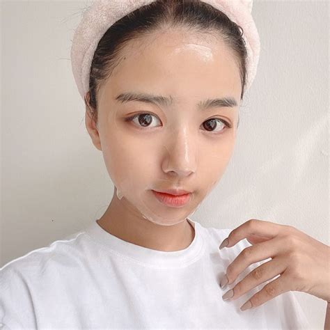 Để ý mới thấy các hot girl tạp hoá trên Instagram đều chụp ảnh theo công thức