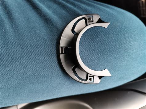 Фиксатор крышки бензобака. — Toyota Auris (1G), 1,6 л, 2011 года ...