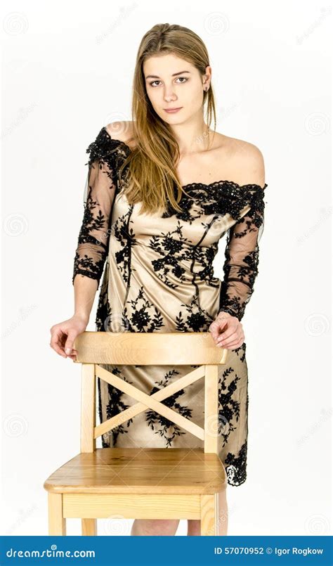 Belle Jeune Femme Blonde Aux Cheveux Longs Avec Un Chiffre Mince Dans Un Or Et Une Mini Robe