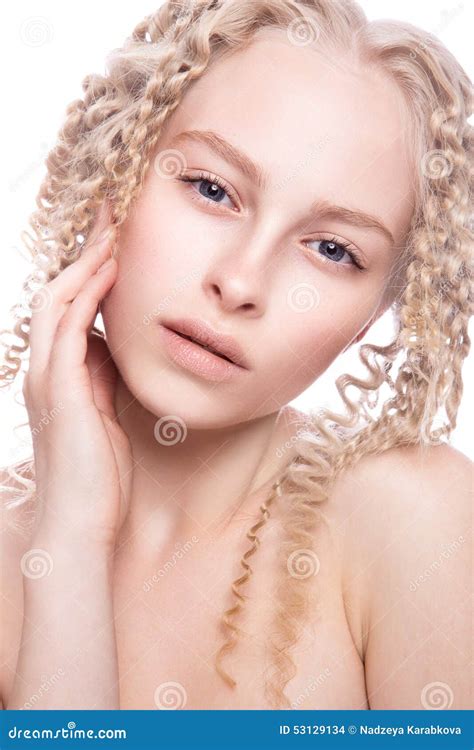 Portrait D Une Belle Femme Avec La Blonde Boucl E Photo Stock Image Du Sain Beaut