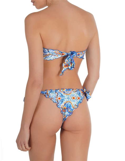 Bikini Fascia Frou Frou Con Slip O Brasiliana Con Fiocchi Fuego Sfondo Chiaro