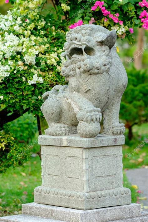 Two Naked Women Statue In Lumpini Public Park Stock Editorial Photo Panya7 98497902