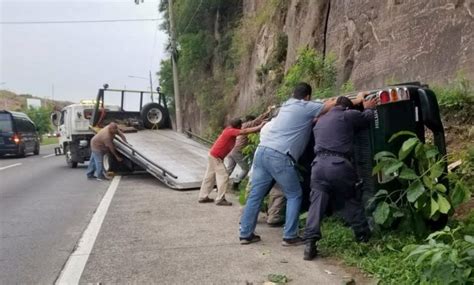 Mujer se duerme al volante y choca contra paredón en autopista Comalapa