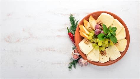 Queijo Em Um Prato Queijo Brynza E Suluguni No Antigo Fundo De Madeira