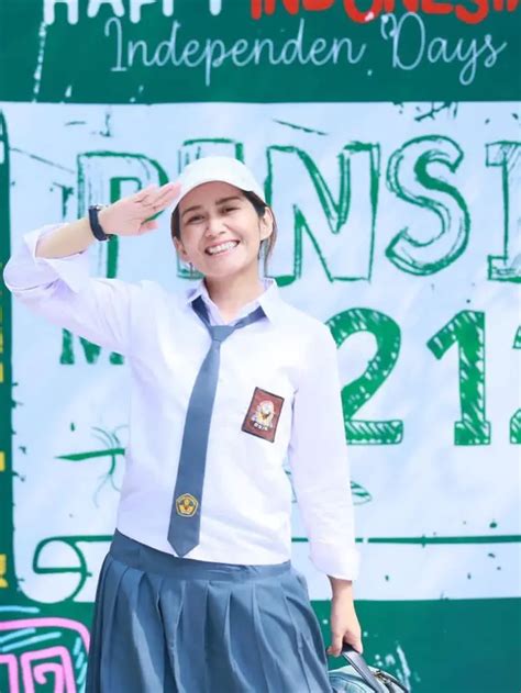 7 Potret Dine Mutiara Istri Sahrul Gunawan Pakai Seragam SMA Netizen