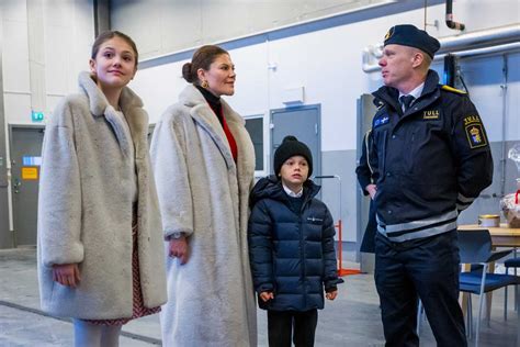 La Princesse Estelle Et Le Prince Oscar Accompagnent Leurs Parents