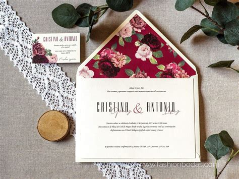 Invitación de boda CLÁSICA GRANATE con flores Elegante y Tradicional