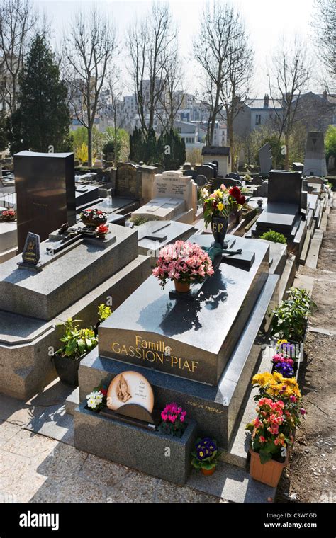 La chanteuse française Edith Piaf dans la tombe du cimetière du Père