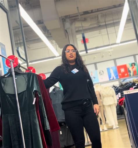 Cute Latina In Leggings Looks At Camera Spandex Leggings Yoga Pants Forum