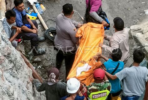 EVAKUASI KORBAN LEDAKAN TAMBANG BATU BARA SAWAHLUNTO ANTARA Foto