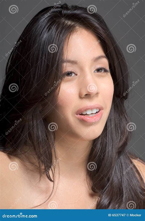 Het Portret Van De Schoonheid Van De Vrouw Van Latina Met Lang Haar Stock Afbeelding Image Of