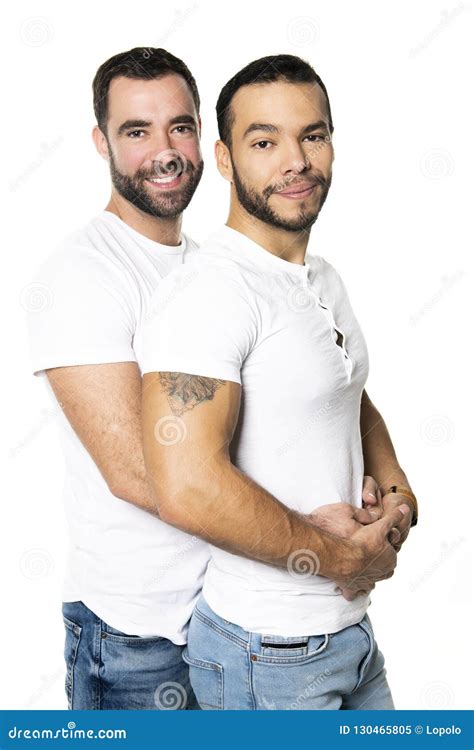 Los Pares Gay De Los Homosexuales Jovenes Se Aman En Un Fondo Blanco Imagen De Archivo Imagen