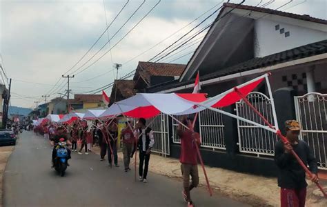 HUT Ke 79 RI Warga Sukabumi Kibarkan Bendera Merah Putih 79 Meter