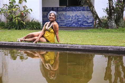Aposentada de 74 anos vira modelo e posa de lingerie para calendário outras 13 mulheres