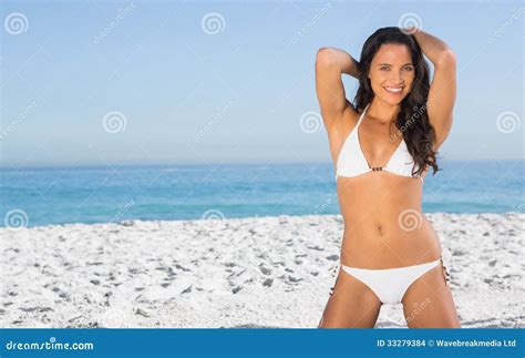 Glimlachende Sexy Vrouw In Het Witte Bikini Stellen Stock Foto Afbeelding Bestaande Uit