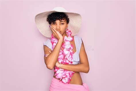 Joven Guapa Turista Afroamericana Con Bikini Y Flores Hawaianas De Lei