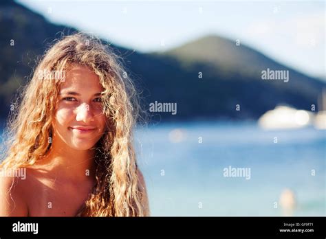 jahre alt teen girl bikini Fotos und Bildmaterial in hoher Auflösung Alamy