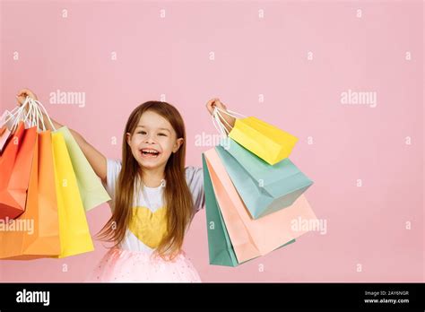 Petite Fille Blonde Aime Ses Achats Sur Un Fond Rose Pastel Avec Copyspace Vente Jolie Petite