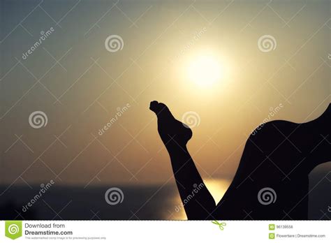 Silhueta Da Menina Do Nude No Fundo Do Por Do Sol Foto de Stock Imagem de nanômetro silhueta