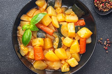 Segundo plato de verduras estofado de ragú de patata zanahoria