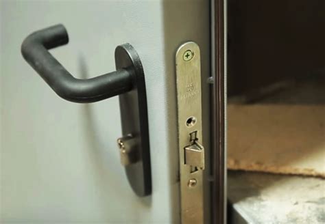 Самозапирающиеся замки для противопожарных дверей — виды, требования