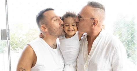 Dia Nacional da Adoção Depois de adotar bebê abandonado no hospital influenciador gay quer